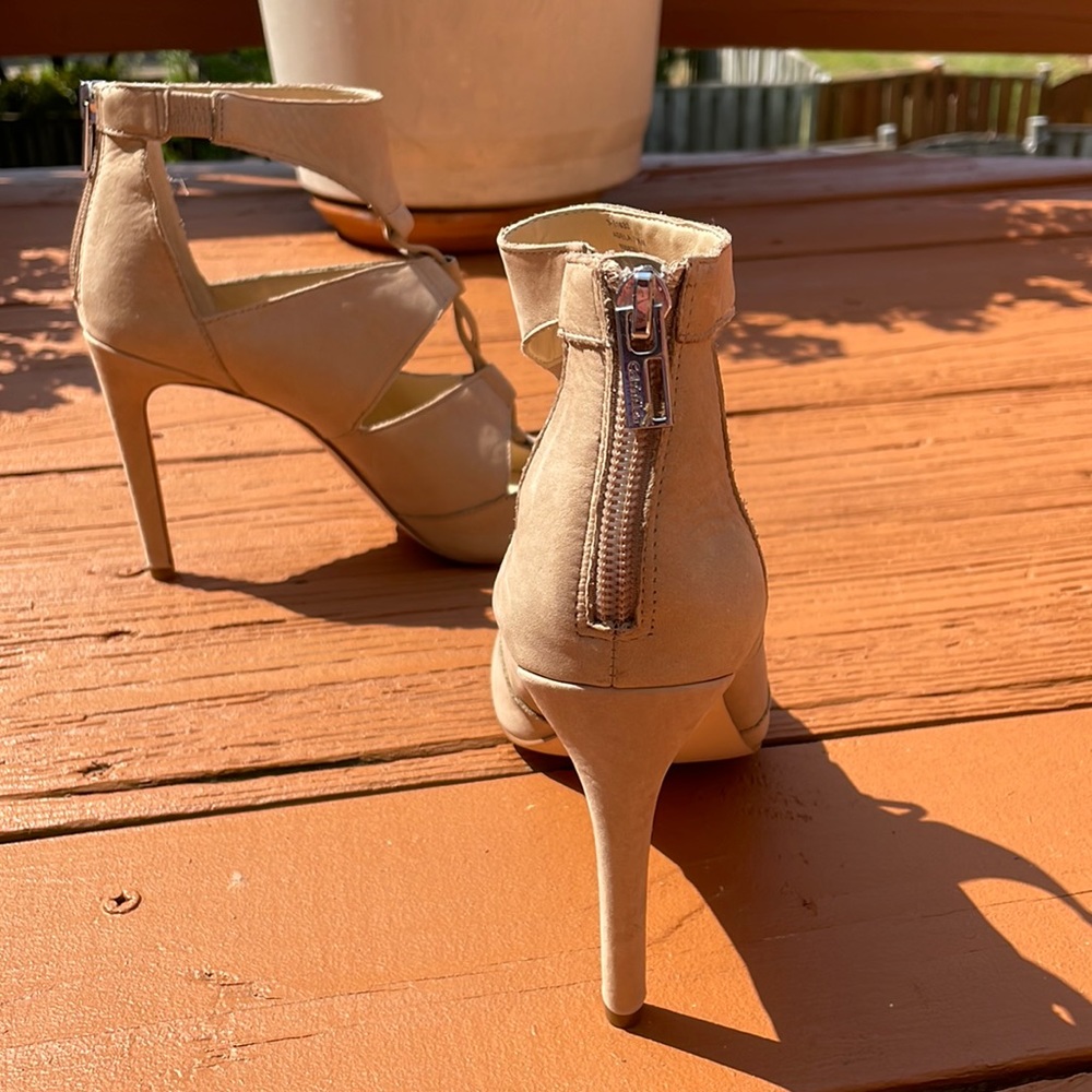 Calvin Klein suede cutout peep toe pump size 7 1/2